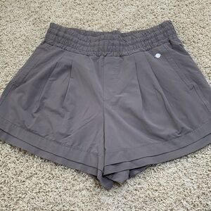 CALIA  journey, moisture wicking smudge-sage SZ S pleated 4” inseam